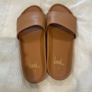Beeks size 7 flats in beige